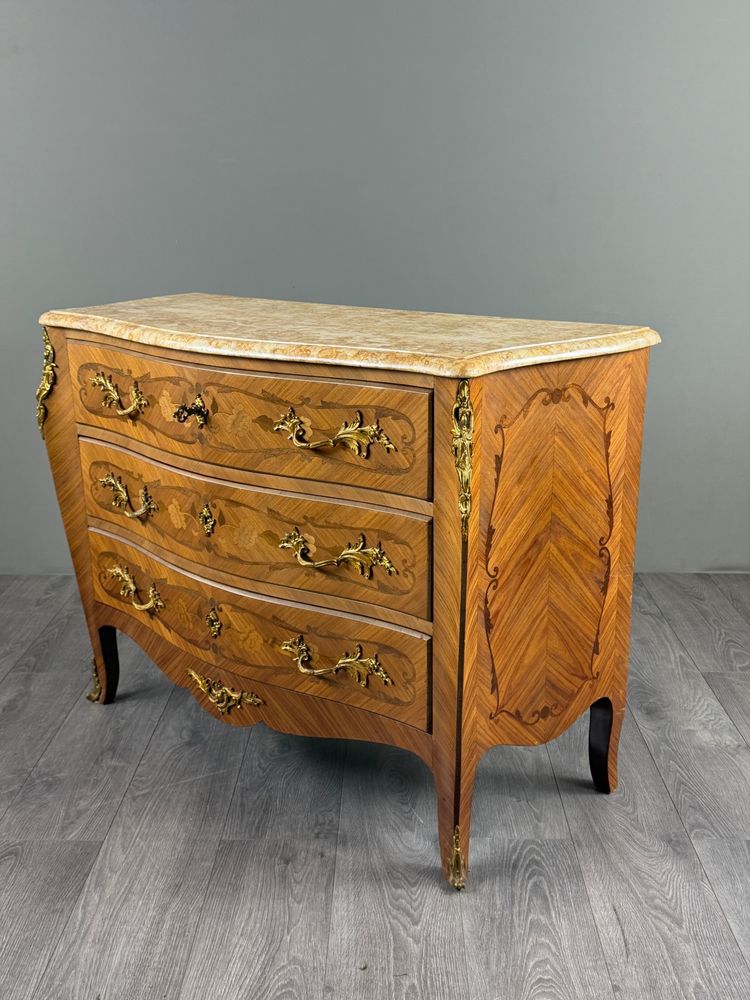 Commode de style Louis XV estampillée marquant p, XIXe siècle