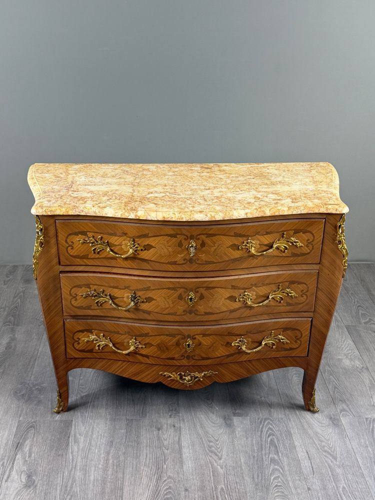 Commode de style Louis XV estampillée marquant p, XIXe siècle