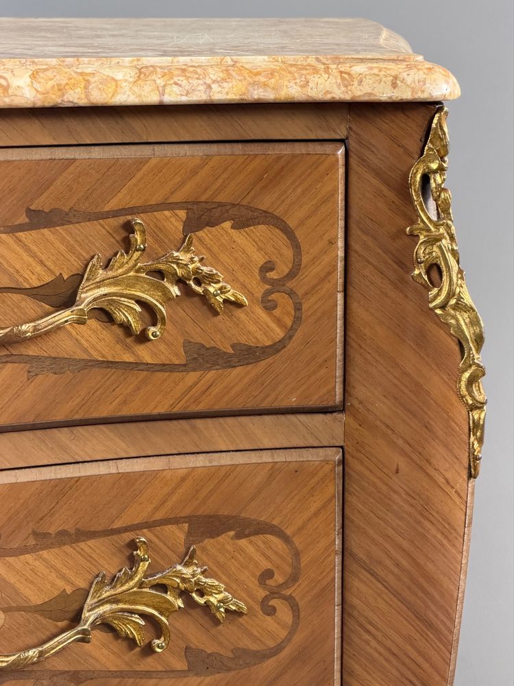 Commode de style Louis XV estampillée marquant p, XIXe siècle