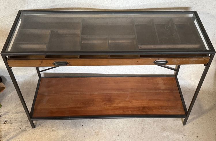 Flache Vitrine aus Eisen und Glas