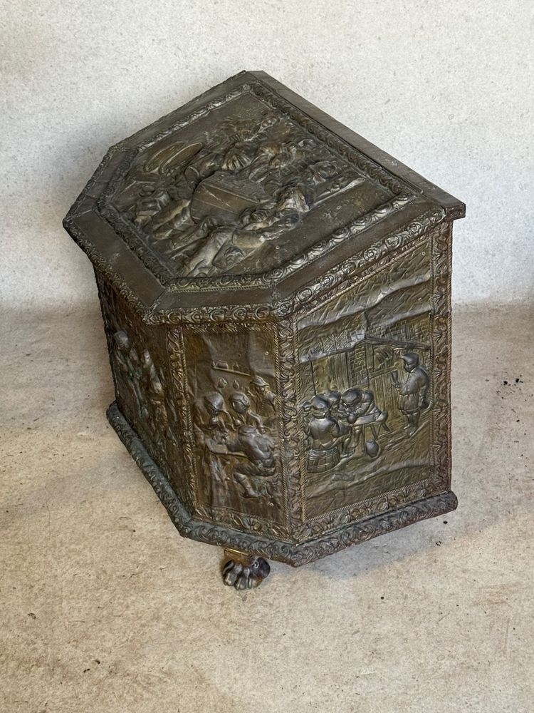 Coffre en cuivre repoussé