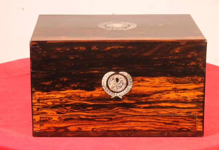 Charming Quality Antique 19th Century Coromandel Vanity Box With A Secret Compartment - 19° S