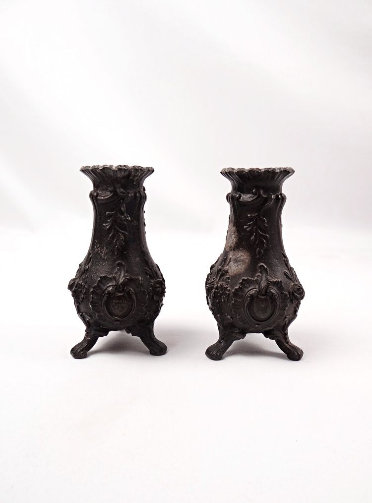 Paire de petit vases soliflore Rococo en étain artisanat Français du XIXe