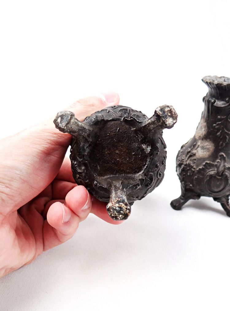 Paire de petit vases soliflore Rococo en étain artisanat Français du XIXe