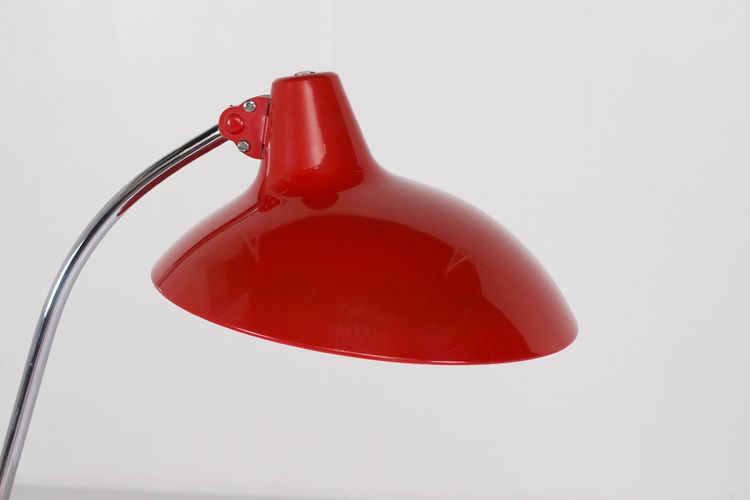 Kaiser Idell rote Tischlampe.