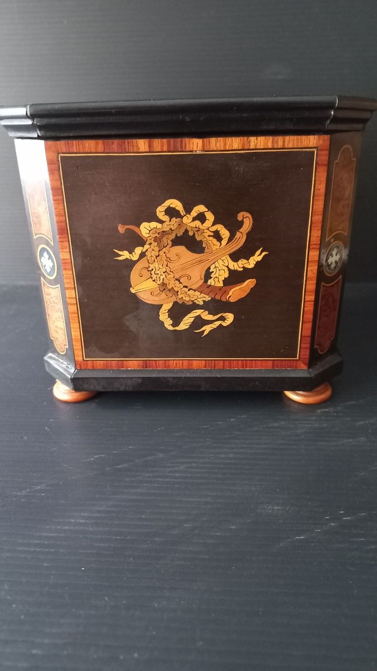 Beautiful 19th century marquetry box