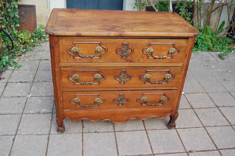 petite commde en noyer d époque louis XV  du 18e siécle
