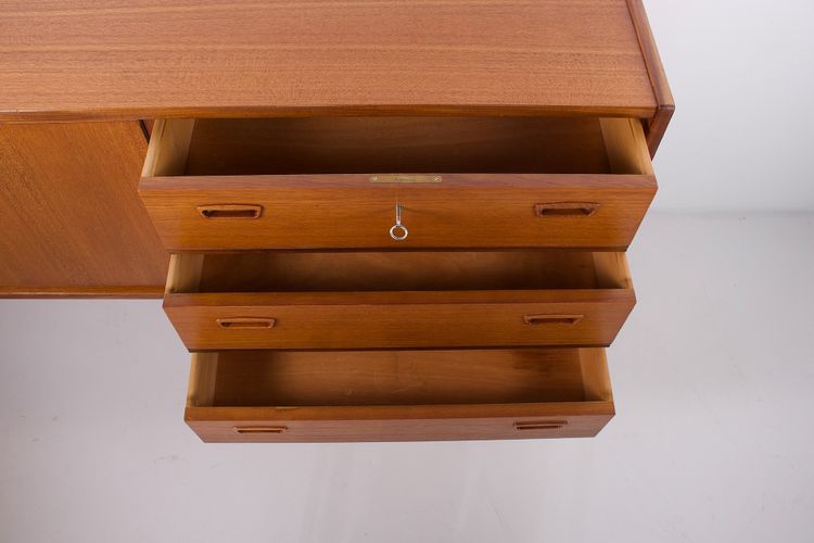 Niedriges skandinavisches Teak-Sideboard.