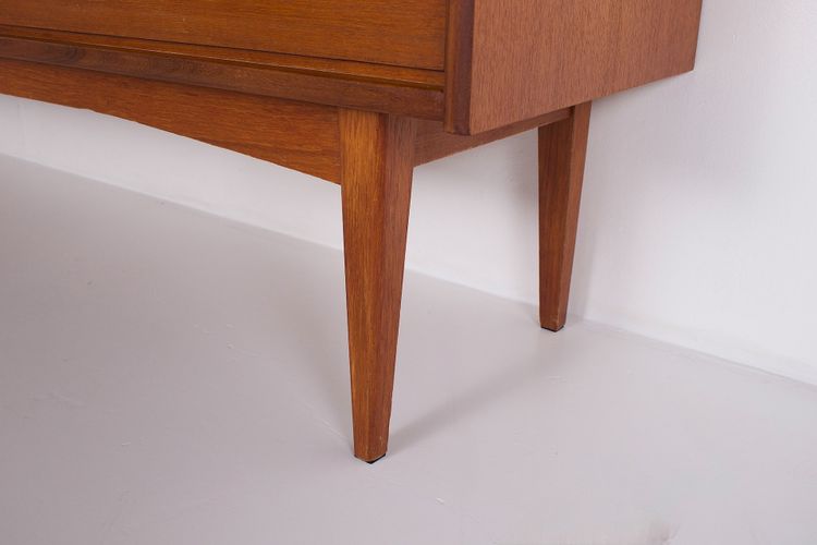 Niedriges skandinavisches Teak-Sideboard.