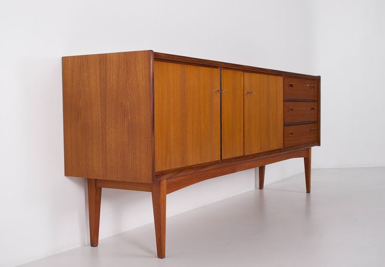 Niedriges skandinavisches Teak-Sideboard.