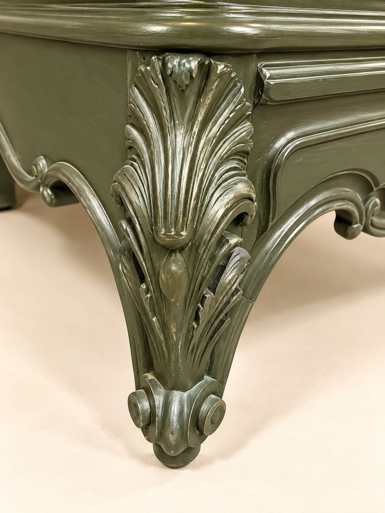 Kommode Louis-XV-Stil Rocaille – Grüner Lack, Roter Marmorplatte