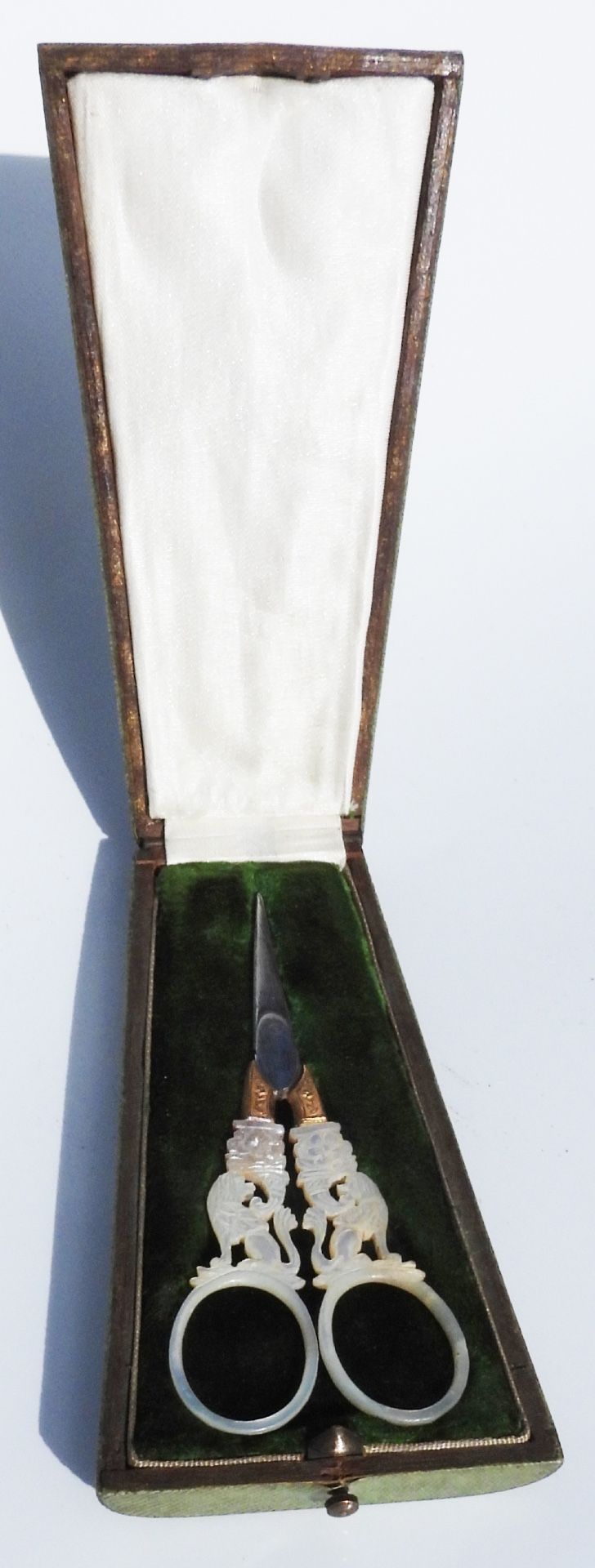 Nécessaire couture ciseaux en nacre Palais Royal coffret galuchat début XIXe