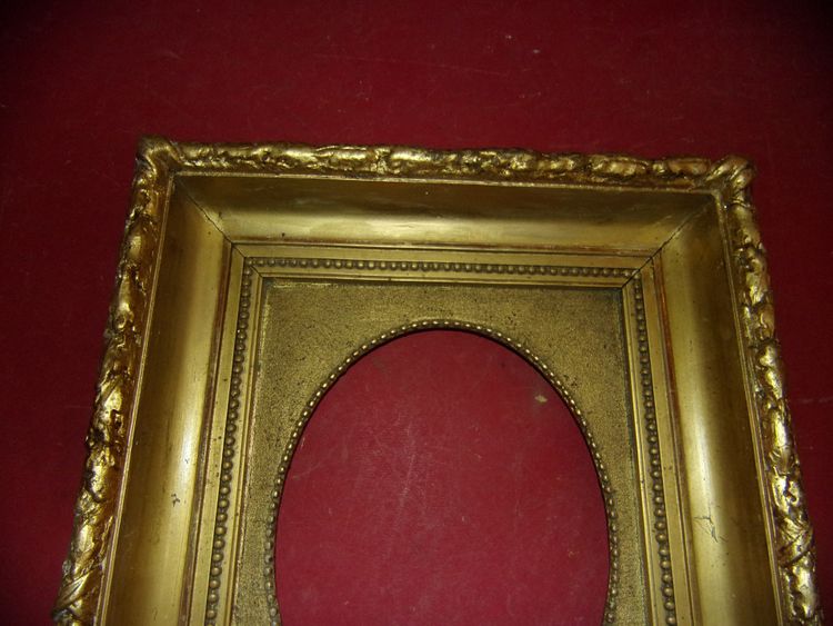 19th-century frame, in gilded wood.