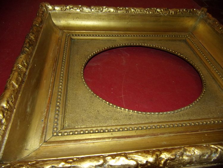 19th-century frame, in gilded wood.