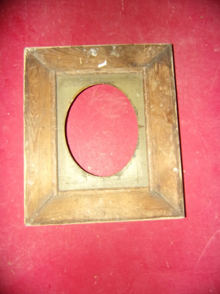 19th-century frame, in gilded wood.