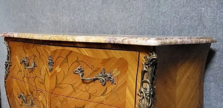 Comò bombato in stile Luigi XV – Intarsi floreali e bronzi – XIX secolo