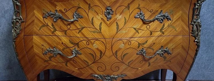 Comò bombato in stile Luigi XV – Intarsi floreali e bronzi – XIX secolo