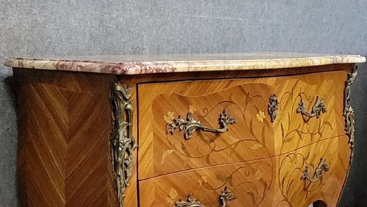 Comò bombato in stile Luigi XV – Intarsi floreali e bronzi – XIX secolo