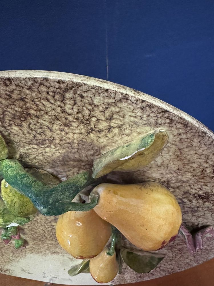Deux Assiettes Décoratives En Barbotine À Décor De Fruits En Relief – Fin XIXe / Début XXe Siècle