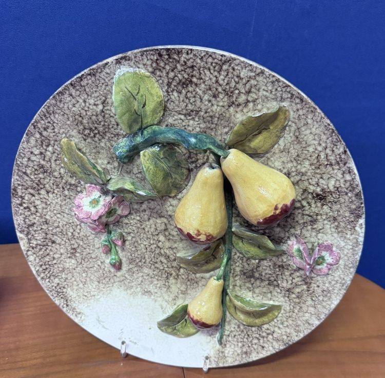 Deux Assiettes Décoratives En Barbotine À Décor De Fruits En Relief – Fin XIXe / Début XXe Siècle