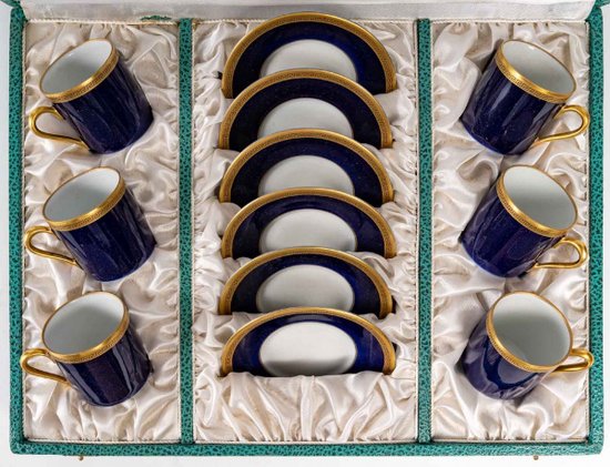 Serie Von Tassen Und Untertassen Aus Limoges-Porzellan
