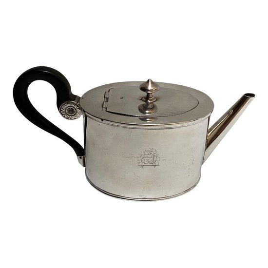 TEAPOT IN SOLID SILVER