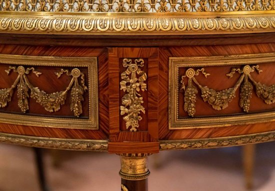 Tavolo con piedistallo rotondo in stile Weisweiler del XIX secolo