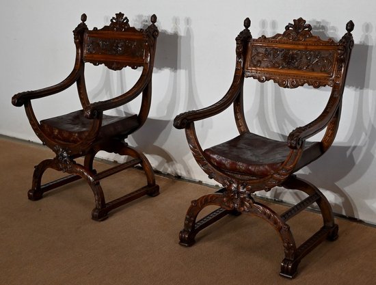 Coppia di importanti poltrone Dagobert, Curule, stile rinascimentale - Fine XIX secolo