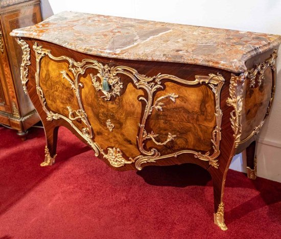 Une Belle Commode De Style Louis XV