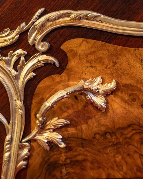 Une Belle Commode De Style Louis XV