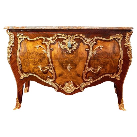 Une Belle Commode De Style Louis XV