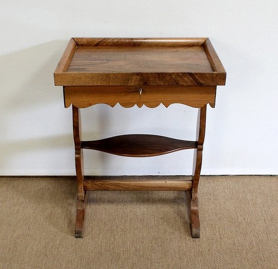 Petite Table de Salon vide-poche en Noyer massif - Milieu XIXe