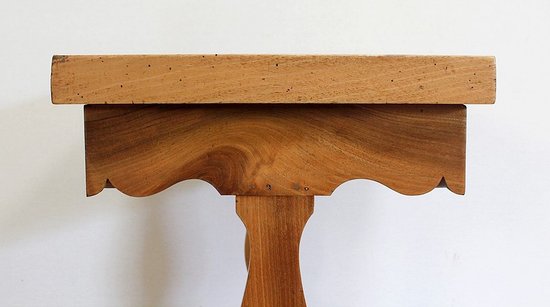 Petite Table de Salon vide-poche en Noyer massif - Milieu XIXe