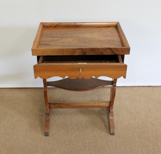 Petite Table de Salon vide-poche en Noyer massif - Milieu XIXe