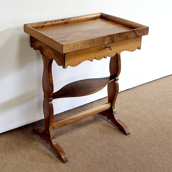 Petite Table de Salon vide-poche en Noyer massif - Milieu XIXe