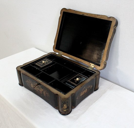 Travel box with Japanese decoration, Napoleon III period - Mid 19th century