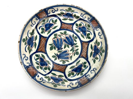 DELFT 2 assiettes en faience polychrome 18ème