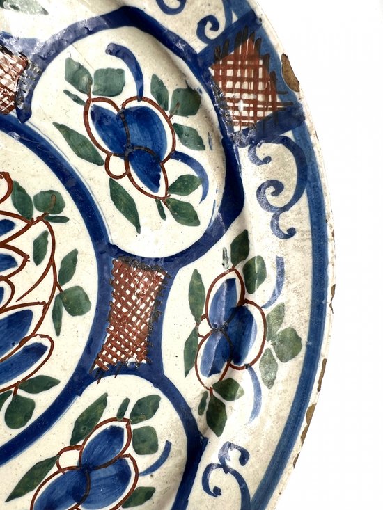 DELFT 2 assiettes en faience polychrome 18ème