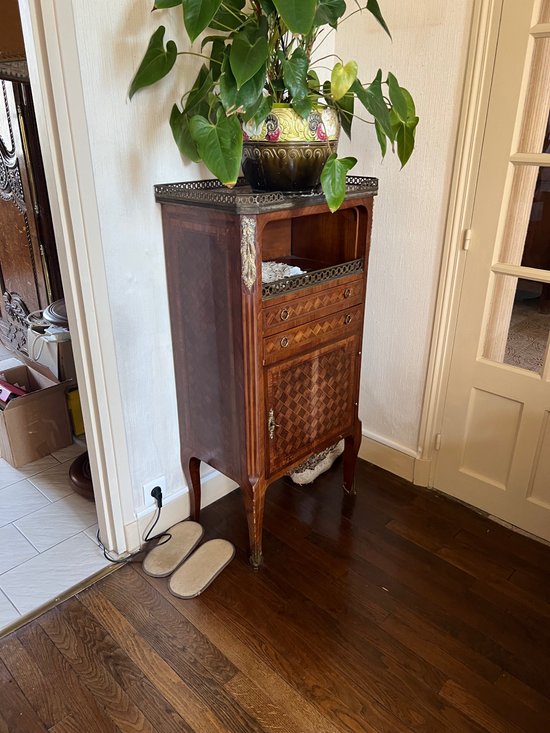 Petite commode de cabinet en marqueterie de style Louis XV