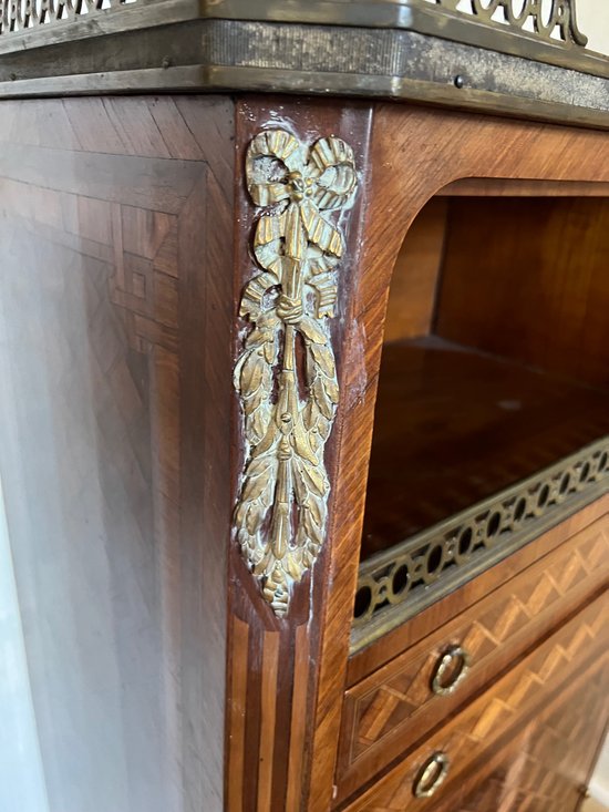 Petite commode de cabinet en marqueterie de style Louis XV