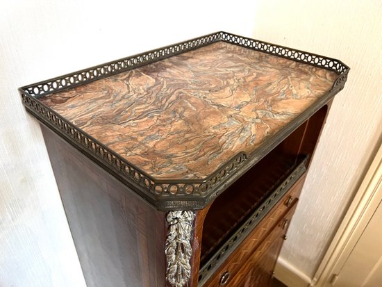 Petite commode de cabinet en marqueterie de style Louis XV