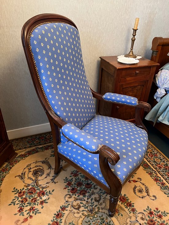 Fauteuil voltaire bleu avec fleur de lys