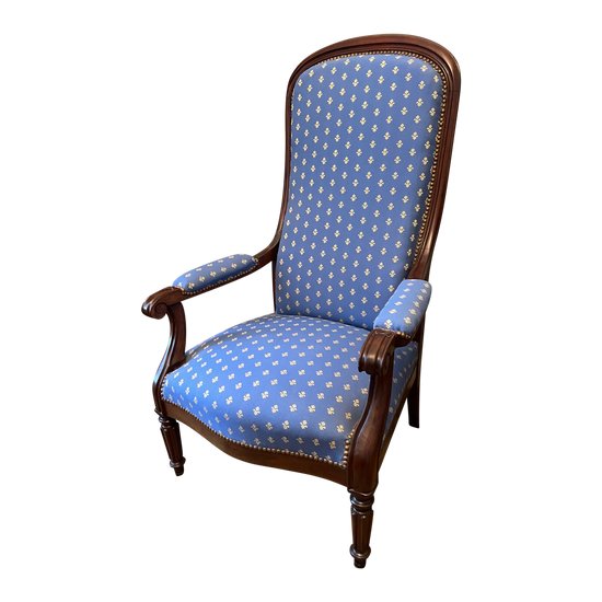 Fauteuil voltaire bleu avec fleur de lys