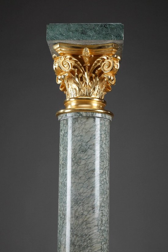 Imposing Corinthian saddle in marble and gilt bronze