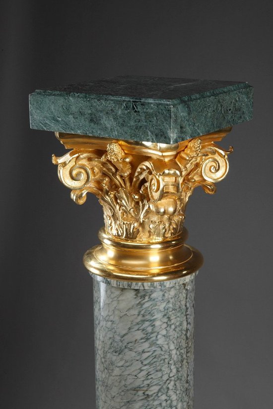 Imposing Corinthian saddle in marble and gilt bronze