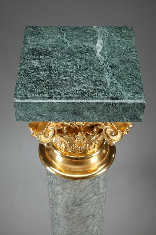 Imposing Corinthian saddle in marble and gilt bronze