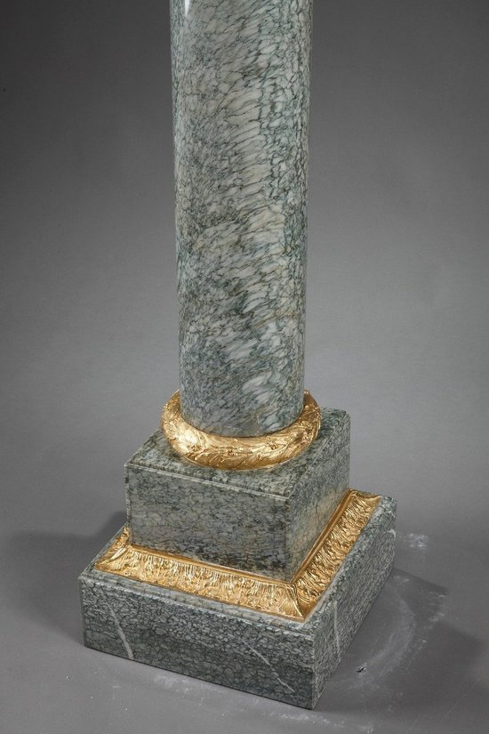 Imposing Corinthian saddle in marble and gilt bronze