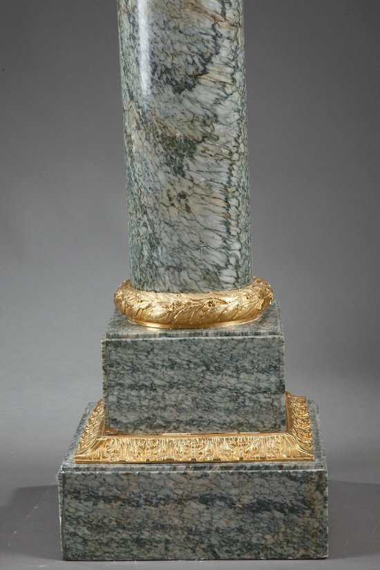 Imposing Corinthian saddle in marble and gilt bronze