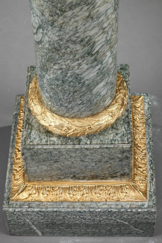 Imposing Corinthian saddle in marble and gilt bronze