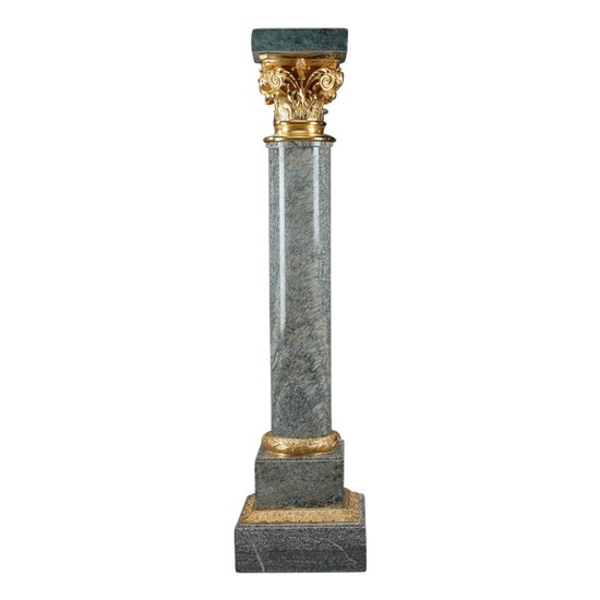 Imposing Corinthian saddle in marble and gilt bronze